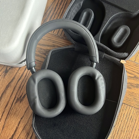 Sony - WH-1000XM5 Wireless Noise-Canceling Over-the-Ear Headphones - Black - Picture 6 of 13